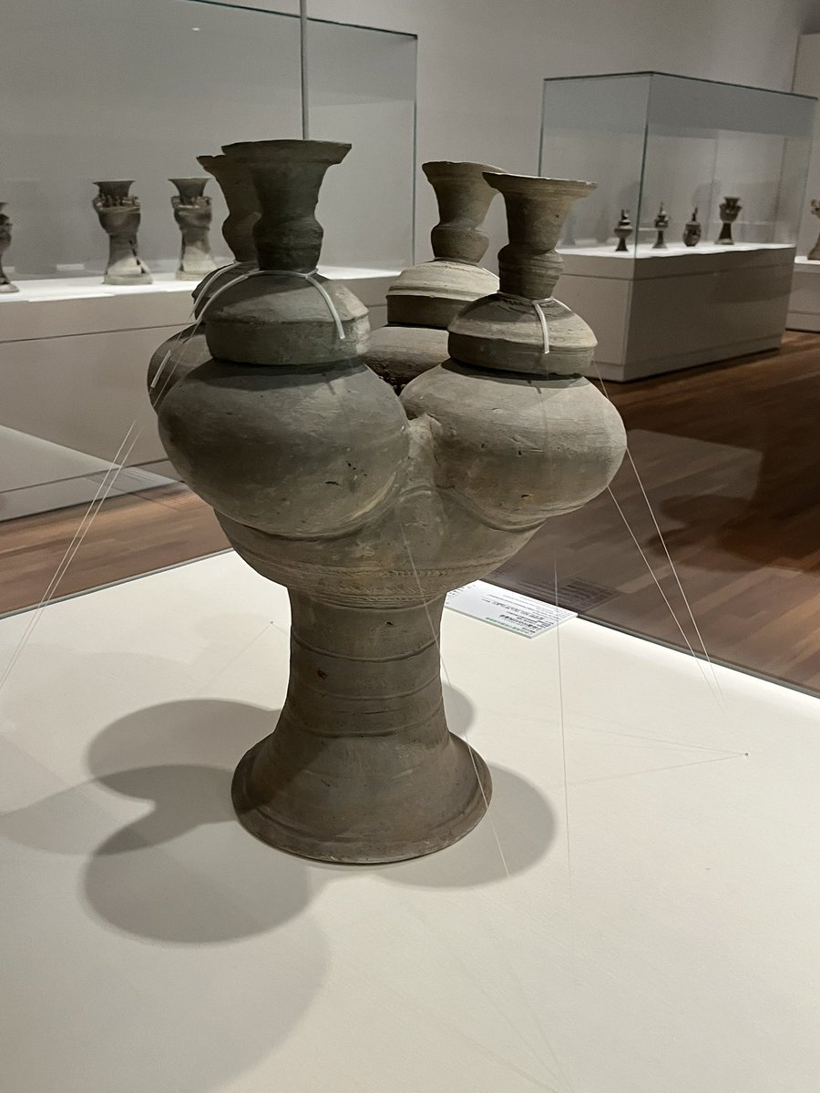 naousaffy's tweet image. 兵庫陶芸美術館のSUEKI展。
九州畿内東海関東の須恵器編年を同時な見ることができる稀有な展示。
その中にとんでもない隠れキャラ須恵器がいて、ハートを撃ち抜かれまくり💕
巡回ですが、その館しか見れない子、前後期の子もいるので後半再訪かな。
いやー、3時間弱須恵器三昧でした✨
#SUEKI
#須恵器