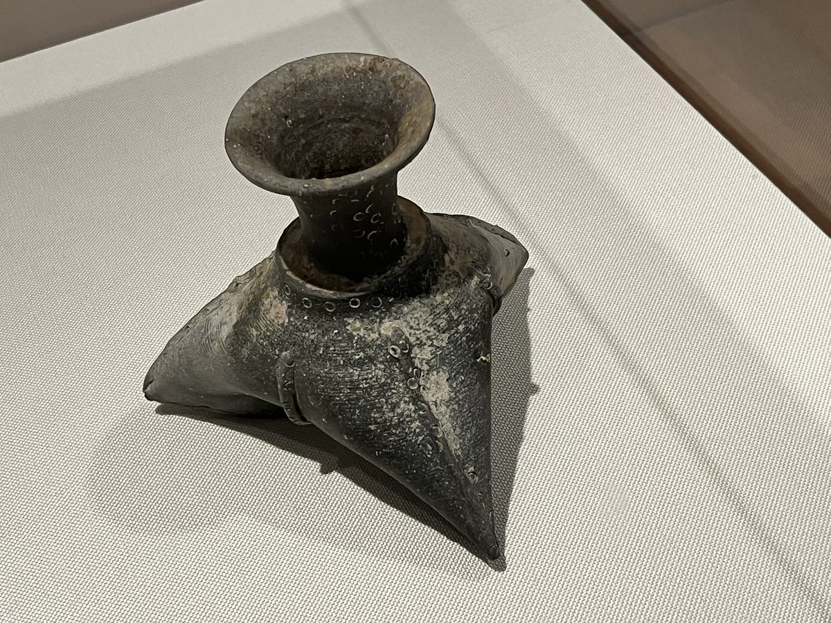 naousaffy's tweet image. 兵庫陶芸美術館のSUEKI展。
九州畿内東海関東の須恵器編年を同時な見ることができる稀有な展示。
その中にとんでもない隠れキャラ須恵器がいて、ハートを撃ち抜かれまくり💕
巡回ですが、その館しか見れない子、前後期の子もいるので後半再訪かな。
いやー、3時間弱須恵器三昧でした✨
#SUEKI
#須恵器