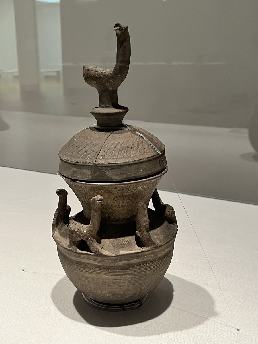 naousaffy's tweet image. 兵庫陶芸美術館のSUEKI展。
九州畿内東海関東の須恵器編年を同時な見ることができる稀有な展示。
その中にとんでもない隠れキャラ須恵器がいて、ハートを撃ち抜かれまくり💕
巡回ですが、その館しか見れない子、前後期の子もいるので後半再訪かな。
いやー、3時間弱須恵器三昧でした✨
#SUEKI
#須恵器