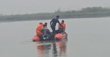 bstvlive's tweet image. मेरठ : गंगा में चार युवकों के डूबने का मामला

➡गंगा से दो और युवको के शव निकाले गए
➡प्रियांशु और दीपांशु के शव निकाले गए
➡रेस्क्यू कर अब तक 3 शव निकाले गए
➡एक युवक अभी भी लापता, तलाश जारी
➡हस्तिनापुर क्षेत्र के मखदुमपुर गंगा घाट का मामला

#Meerut #DrowningIncident