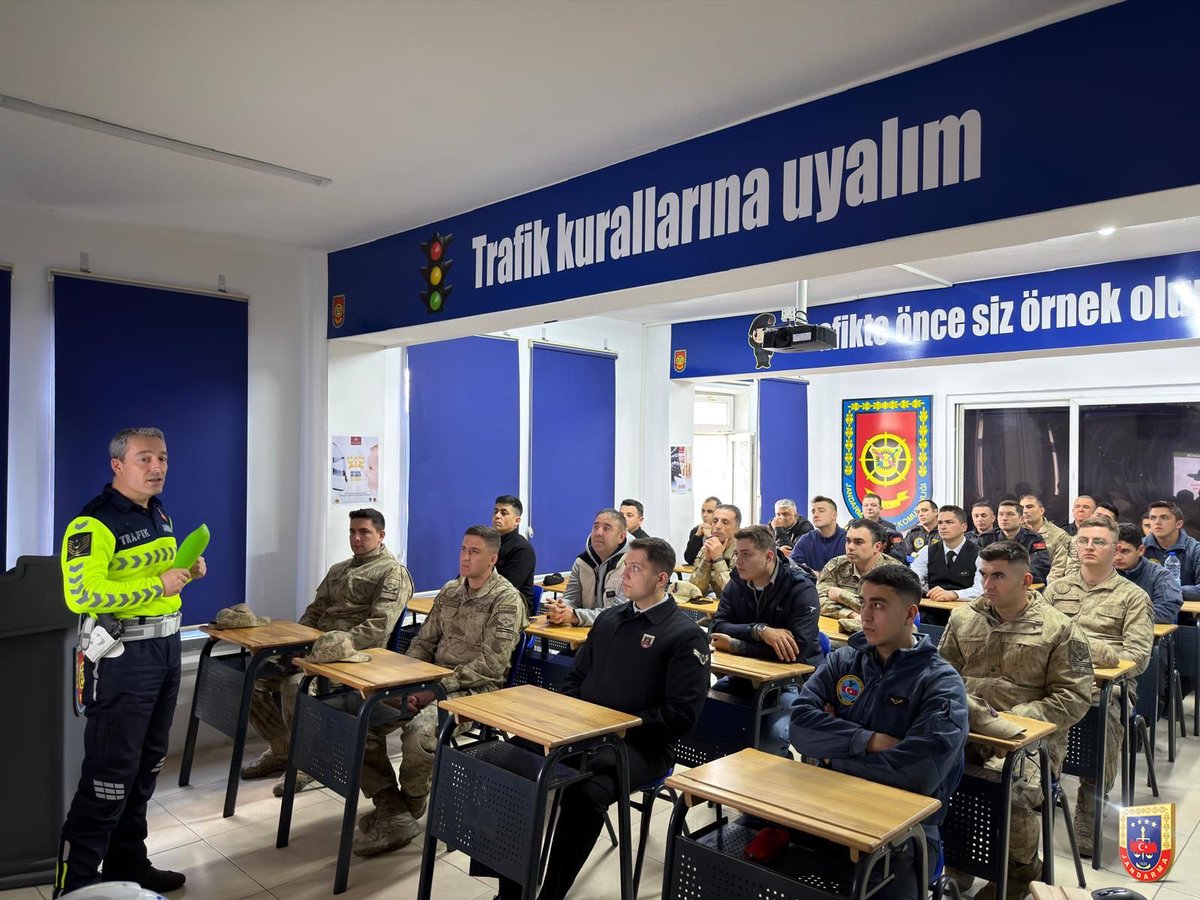 jandarma's tweet photo. Güvenli sürüş hayat kurtarır. 🏍️⚠️🚦

Ankara İl Jandarma Komutanlığında görevli Trafik Jandarması tarafından, Lojistik Komutanlığı koordinesinde, motosikletlerin karıştığı trafik kazalarının önüne geçebilmek ve personelin bilinçli ve güvenli motosiklet kullanımına yönelik Güvercinlik Kışlası’nda görev yapan personele “Motosiklet Kazalarının Önlenmesi” konulu güvenli trafik eğitimi verildi.

📍Ankara

#Jandarma
#JandarmaAsayiş
#TrafikJandarması