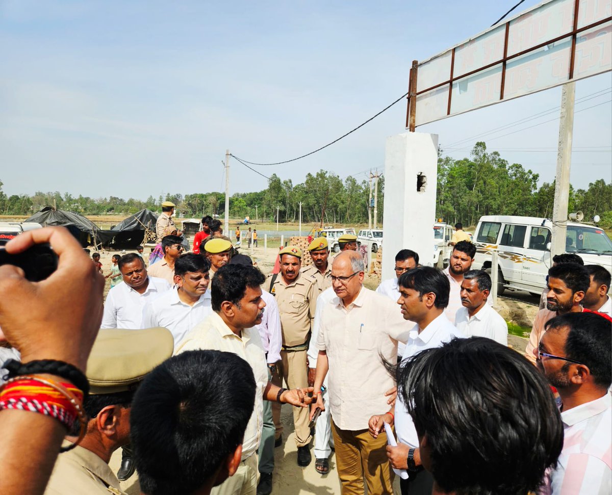BdoLaharpur's tweet photo. आज आदरणीय जिलाधिकारी महोदय द्वारा बंजारा टाउनशिप का निरीक्षण किया गया, बंजारा जनों से बात की गई और उनकी समस्याओं के त्वरित निस्तारण हेतु संबंधित अधिकारियों को निर्देशित किया गया।
@dm_sitapur @CdoSitapur @DdoSitapur @UpCrd https://t.co/9hSe8Pv2Tz