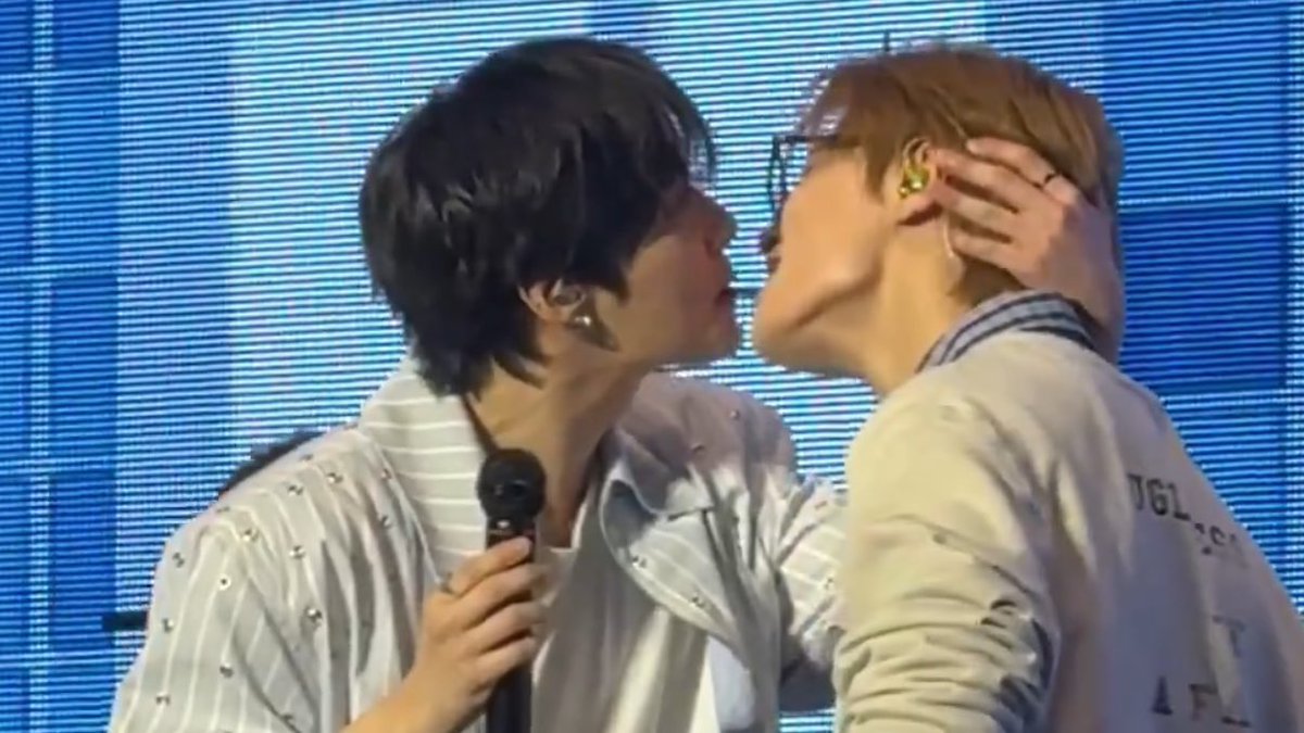 emi 🍮 lee know day !!! tweet media