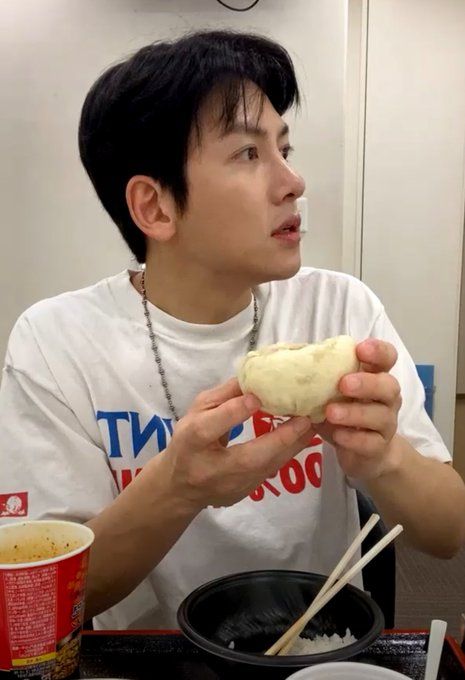 sgarmilk's tweet photo. ️
POV godain suami lagi makan, langsung telanjang depan dia. Lucu banget ekspresi mas hahahahaha.
️ https://t.co/piVWRx7pmA