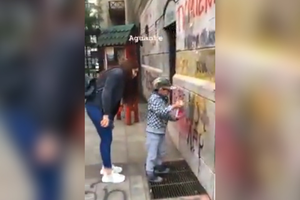 GAMBA_CL's tweet photo. Señora octubrista le enseña a su hijo a rayar las paredes https://t.co/MoTfK8RJb1 https://t.co/TkfsYJQs00