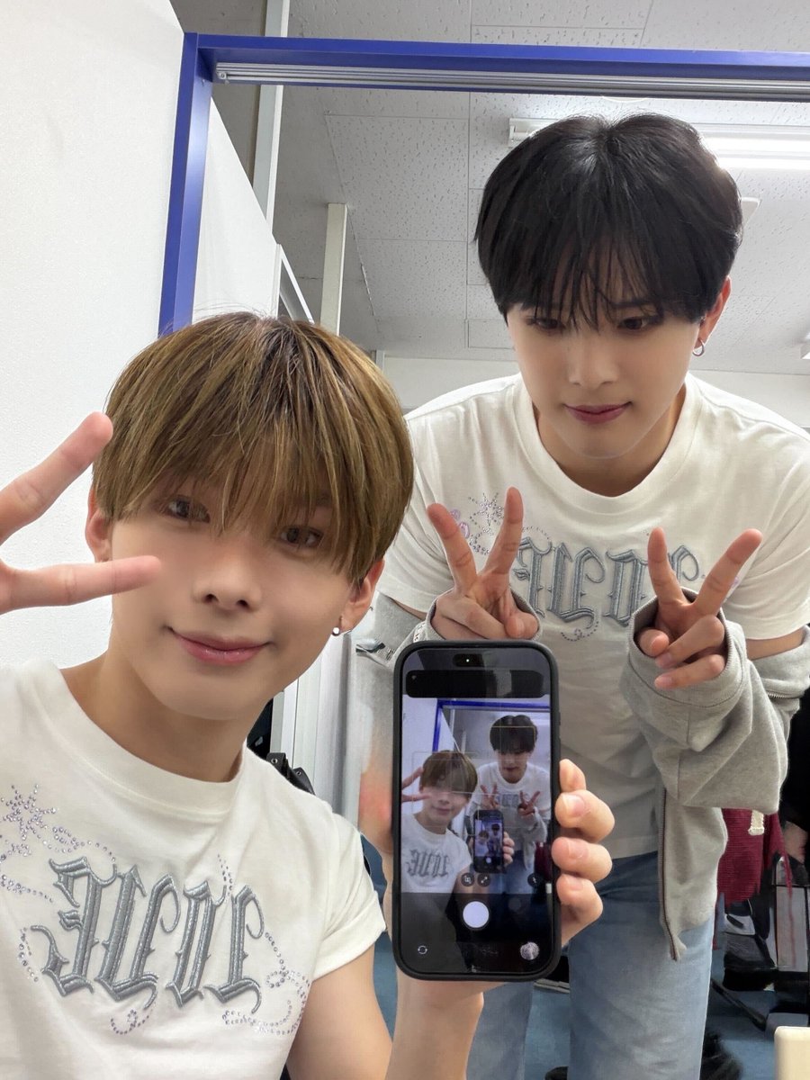 260404 쿄스케 위버스 포스트

aoring, 2일간 고마워요!
많은 사랑을 전하고 많은 말을 들을 수 있어서
정말 기뻤어☺️ 항상 행복을 줘서 고마워요😌
大好きやで!
#aoen #アオエン #京助 #KYOSUKE