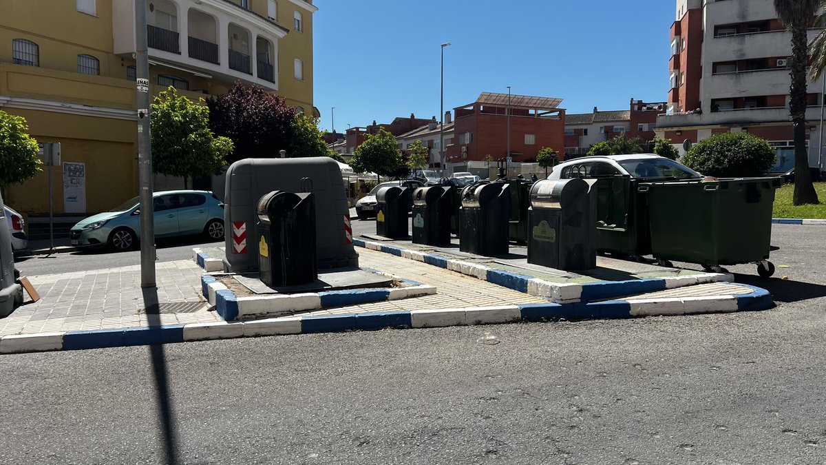 Mariano_Velo's tweet photo. @sjaznalfarache Como ciudadano, me gustaría saber qué ocurre con los contenedores soterrados. Desde hace un tiempo observo que se han colocado contenedores que sin entrar en la cuestión estética y de olores, impiden la visibilidad de los coches a la entrada de la rotonda 🤷🏻‍♂️ https://t.co/DUQccFZwNr