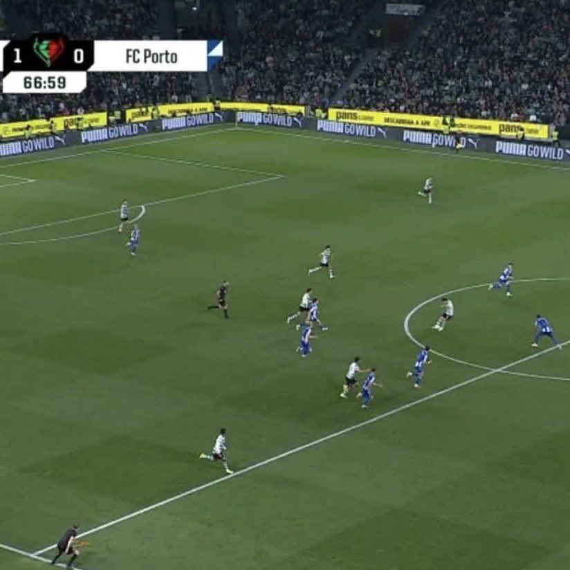 Leao_Dos_Factos's tweet image. Bem, vamos por aí então ?

Fora de jogo mal assinalado (e antes do meio campo 😂) a Geny, lance que (segundo vocês) era de 2-0 claro.

Agarrão do Gul ao Diomande, que era penalti para o Sporting.

Ainda houve um vermelho perdoado ao Oporto. 

Mas aqui já não foi um “escândalo” 🤡