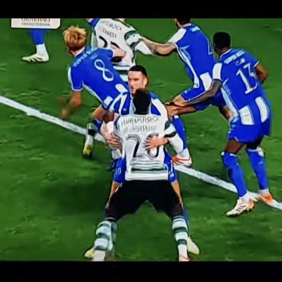 Leao_Dos_Factos's tweet image. Bem, vamos por aí então ?

Fora de jogo mal assinalado (e antes do meio campo 😂) a Geny, lance que (segundo vocês) era de 2-0 claro.

Agarrão do Gul ao Diomande, que era penalti para o Sporting.

Ainda houve um vermelho perdoado ao Oporto. 

Mas aqui já não foi um “escândalo” 🤡