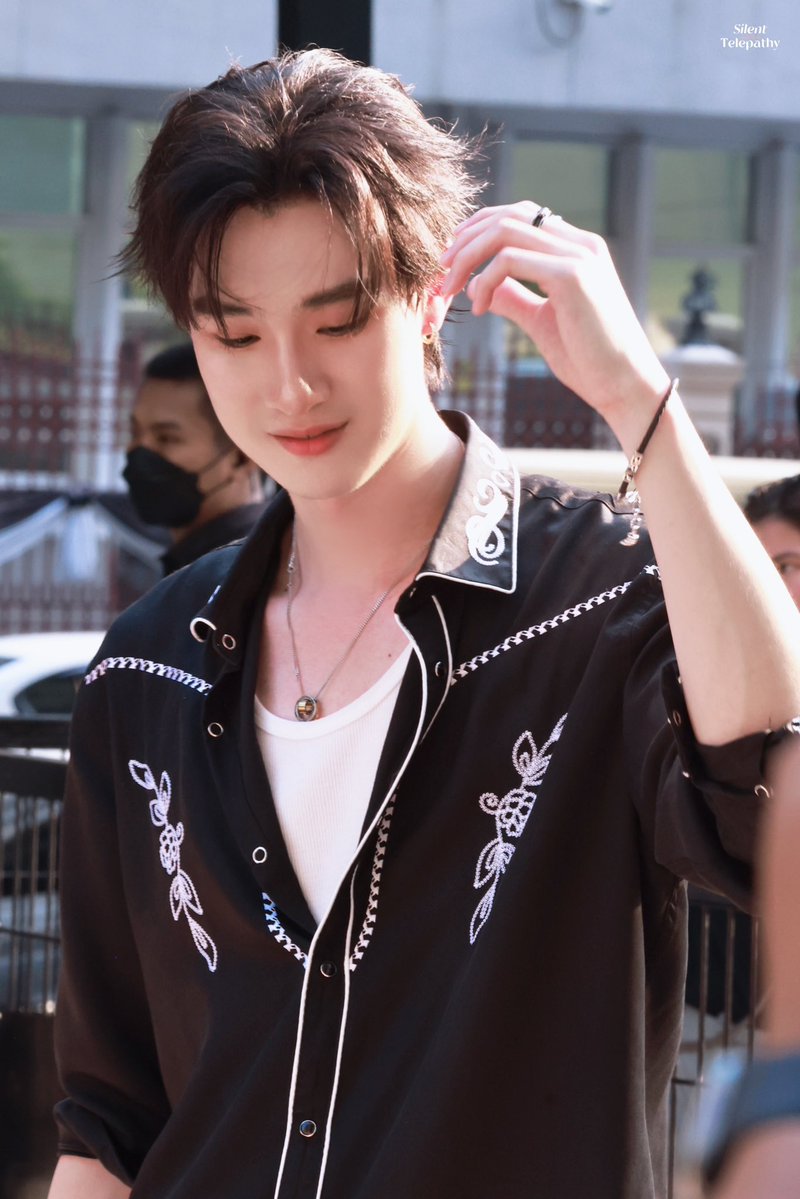 teedewy's tweet image. BAHKAN PANASNYA THAILAND TIDAK SANGGUP PENUTUP KECANTIKAN PANGERAN KITA

DEW TEE X MR KILL BEGINS
#GMMTVFANIVAL2026XDewTee