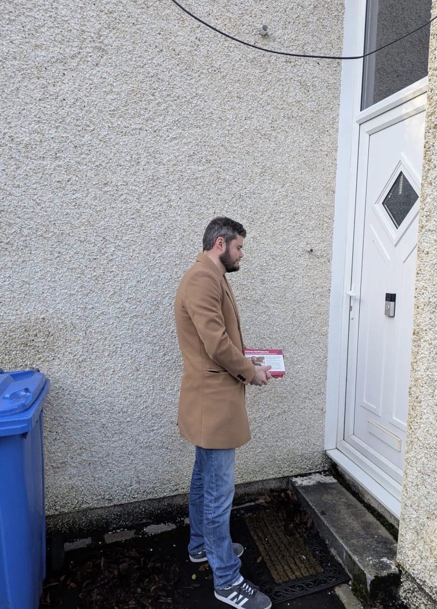 roketronnie's tweet image. Labour on the doorstep 

canvasser : I’m here to tell you when your blue bin next gets emptied 

householder : a’hm no in 

#Holyrood