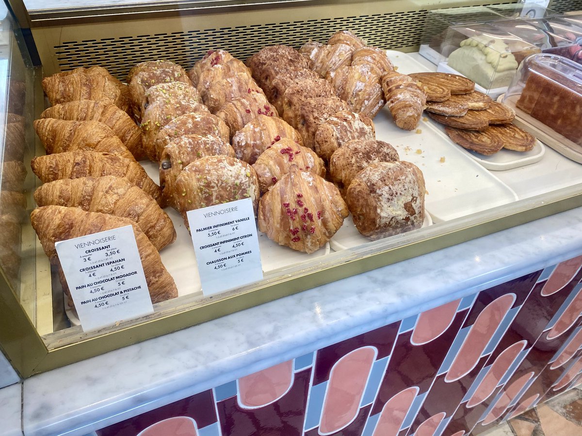 bjizzle56's tweet image. Breakfast of Champs as we wait for train to Versailles Palace!!! #Paris #France #macaroons #pastries @johnson_rpawliw