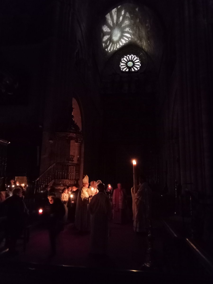 MDCLugo's tweet photo. A Luz vence ás sombras! 🕯️ 

Hoxe ás 23:00h, acompañemos a Mons. Alfonso Carrasco na Gran Vixilia Pascual na Catedral de #Lugo. 

Do lume novo nacerá a esperanza da Resurrección. Ven celebrar a noite máis santa do ano! 

#SemanaSantaLugo #Pascua2026 https://t.co/kpqN06FgT6
