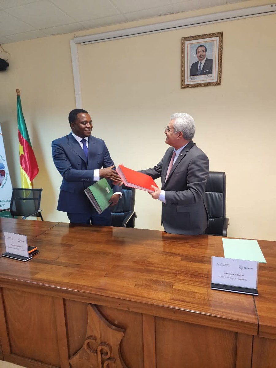 TheCameroonianZ's tweet image. Qualité de l'eau de consommation publique :

Le Centre Pasteur du #Cameroon et CAMWATER signant une convention-cadre dédiée au contrôle.