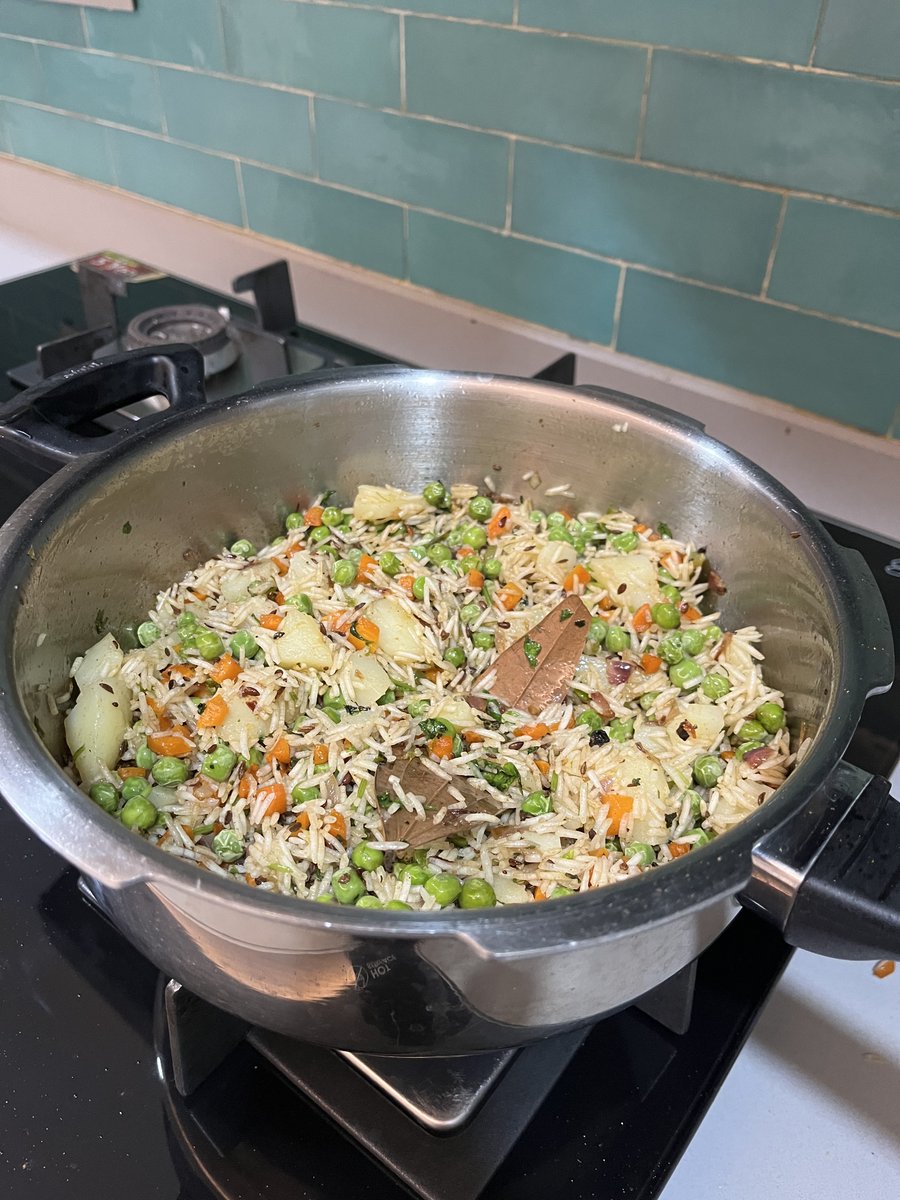 prachiniki's tweet image. Veg Pulav in making…
#Dinner