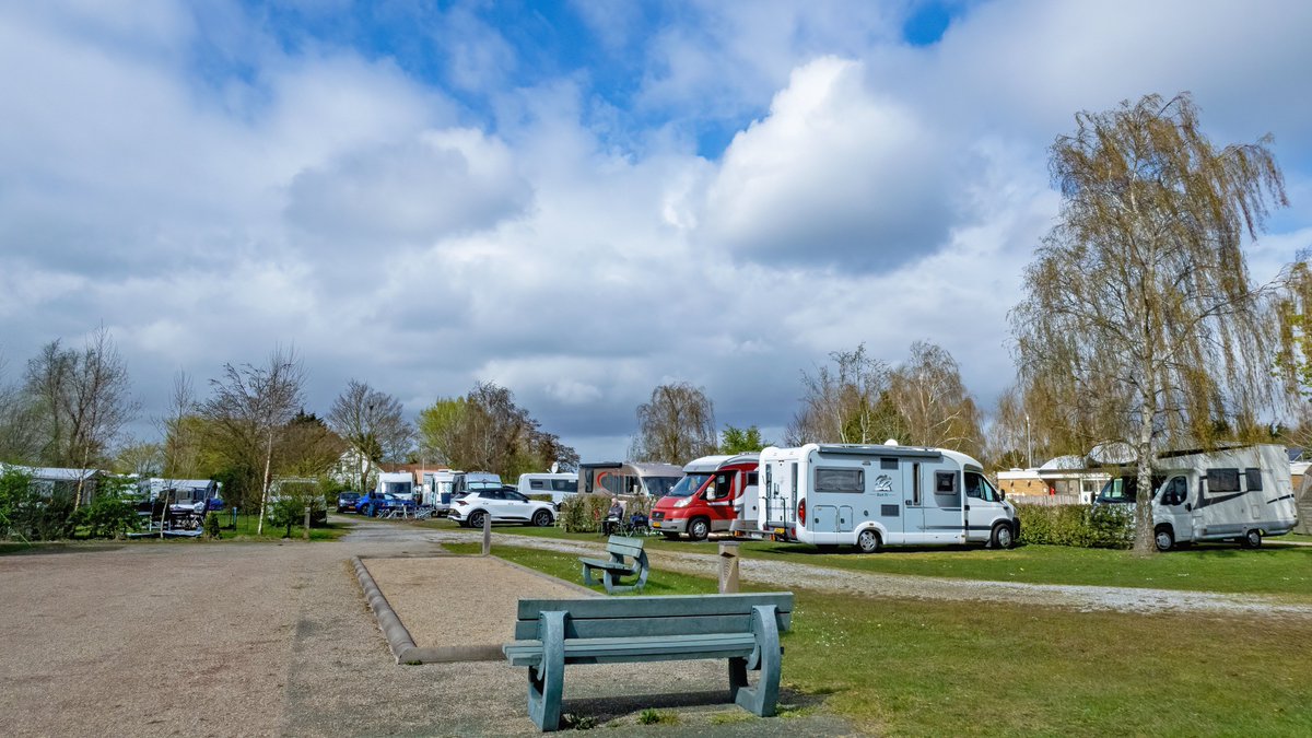 StormjagersNL's tweet image. Topdrukte op de camping met mooi weer in het verschiet 🌤️ #weerfoto #Hellevoetsluis #Camping #Weergors @EilandVoorne @KikiBo21937 @johan_klos @BasMunne @MRTfotografie @marcopverhoef  @EdAldus @BuienRadarNL @janvissersweer @weerverteller @weerplaza