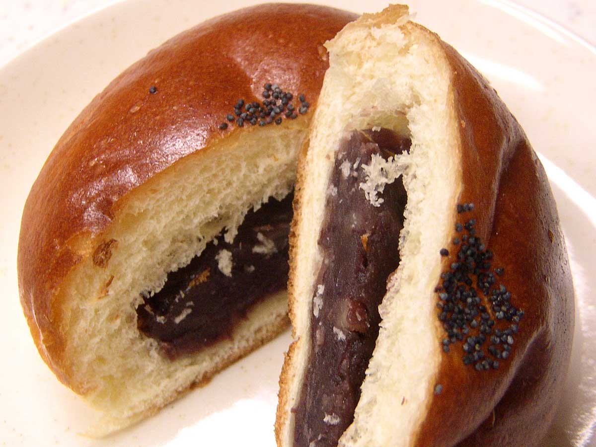 gaijintacle's tweet image. Hoy, 4 de abril, es el Día del Anpan (あんぱんの日) en Japón, un pan dulce relleno de anko. Tal día como hoy, en 1875, el anpan fue ofrecido al emperador Meiji y a la emperatriz, que se encontraban contemplando los cerezos en flor.

#Japón #あんぱんの日