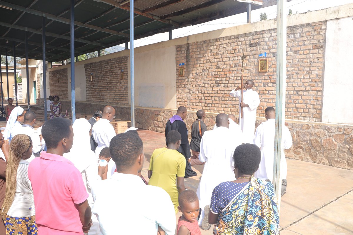 CNP_Kamenge's tweet photo. Bjr @abatwip257 ,Ce Vendredi Saint, le Nonce apostolique au Bdi s’est joint aux malades et au personnel du @CNP_Kamenge pour célébrer la passion du Christ. Il a également visité les pavillons d’hospitalisation et a offert des vivres aux patients.
#VendrediSaint #Solidarité #CNPK https://t.co/ofHw6u8MLR