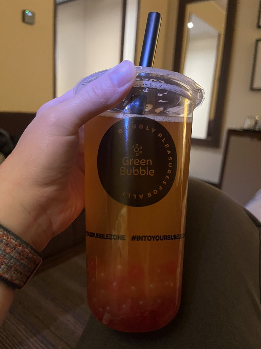 MopsLotta's tweet photo. Abends ging’s dann mit Frauchen und Bubble Tea ins Bett https://t.co/lsHhRyMmoH