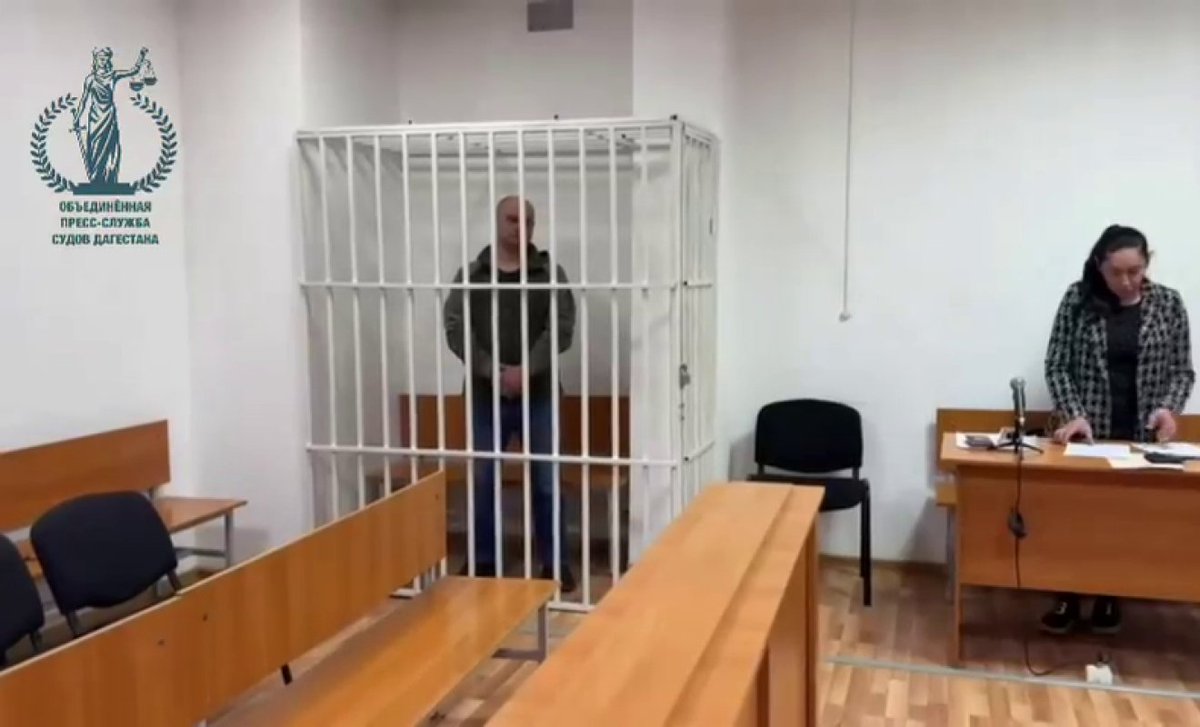 Сладкая парочка.
Гаджимурад Абдуразаков и Заур Чупалаев.
Под стражу экс-начальник  и главный специалист управления ЖКХ администрации Махачкалы на 2 месяца за мошенничество. 
Возбуждено уголовное дело за хищение более 40 млн рублей, выделенных на капремонт ливневой канализации