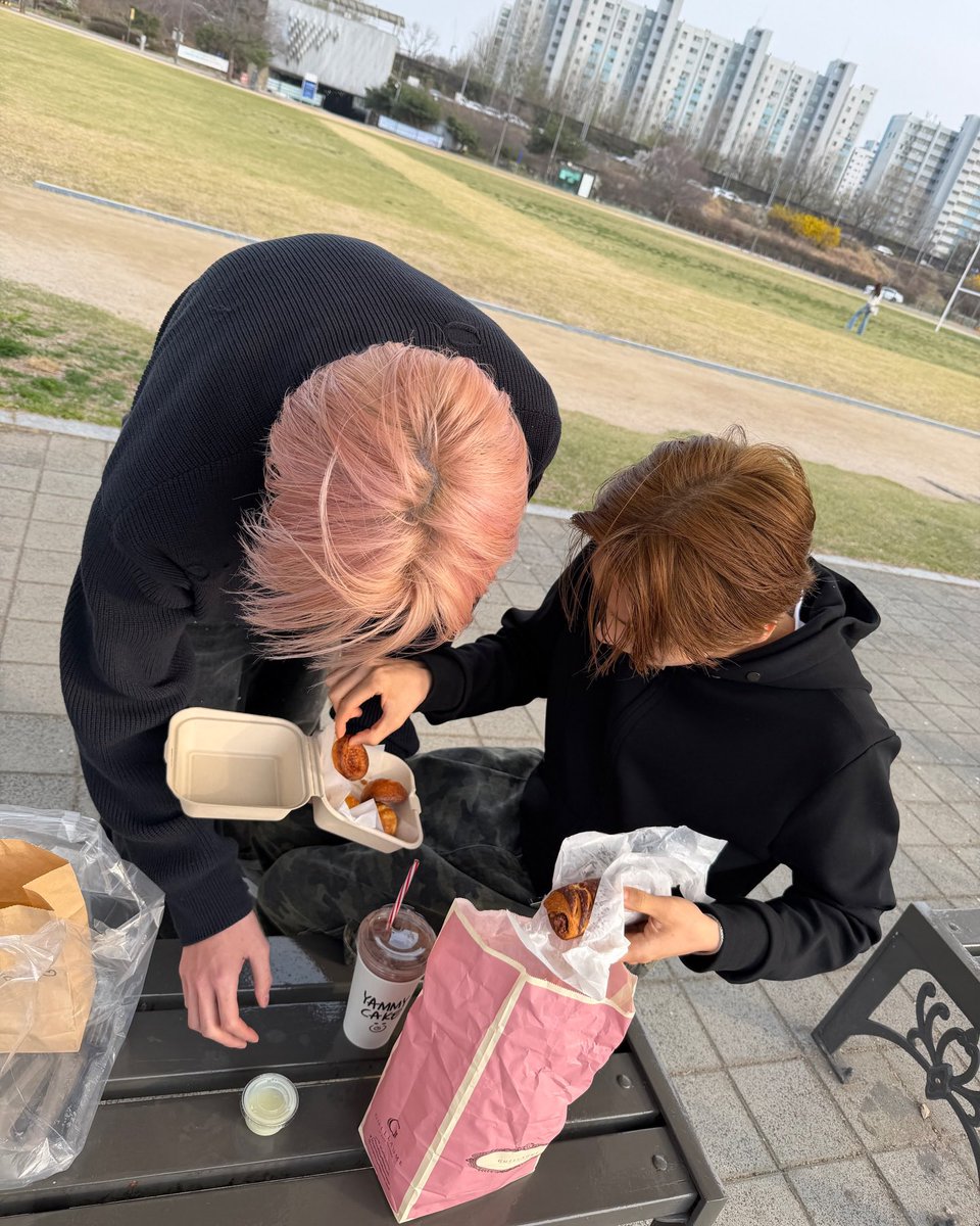 shyparange's tweet photo. 우유빵즈 한강벚꽃데이트 사진 올라왓다..😍 https://t.co/IUBsDxcLvF