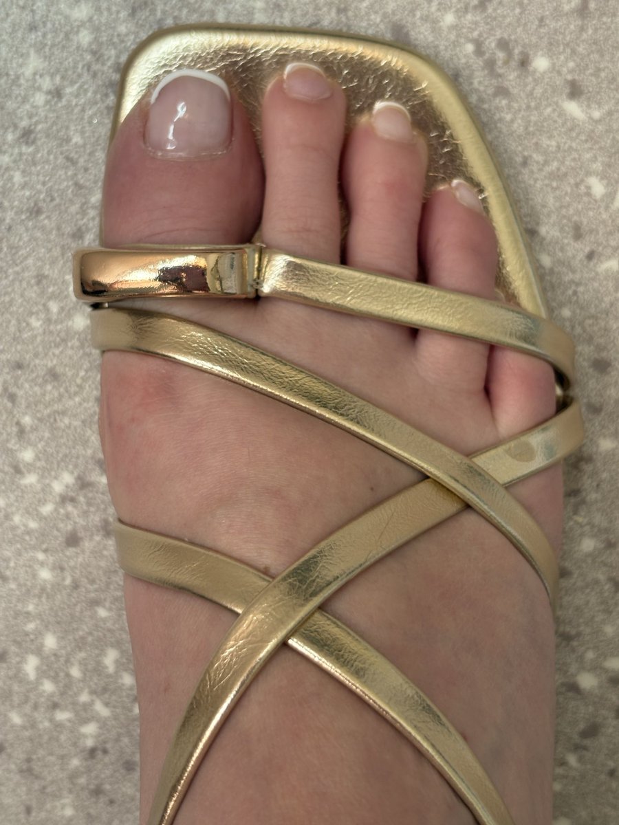 IsiaSecretFeet tweet media