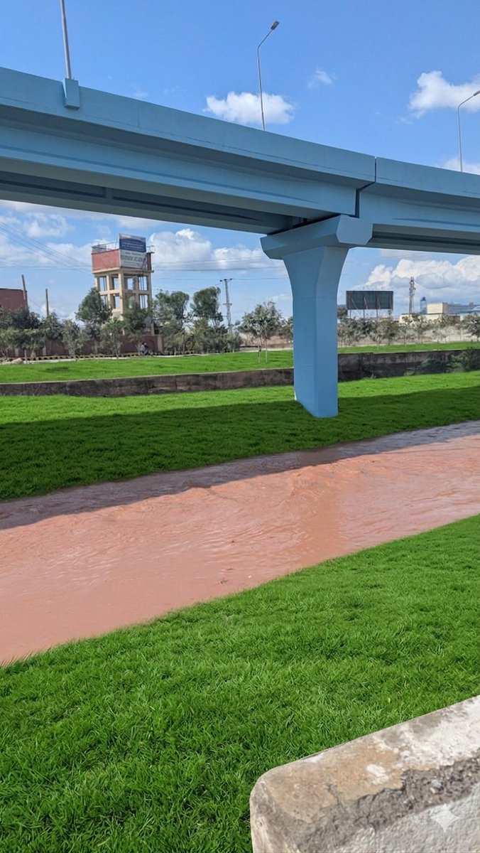 briefcombat's tweet photo. Rare Chocolate river appears in Peshawar. Authorities say the 12 tons of kit Kat has been dumped by the theives to avoid suspicion.@KITKAT https://t.co/Bhbif6rE1t