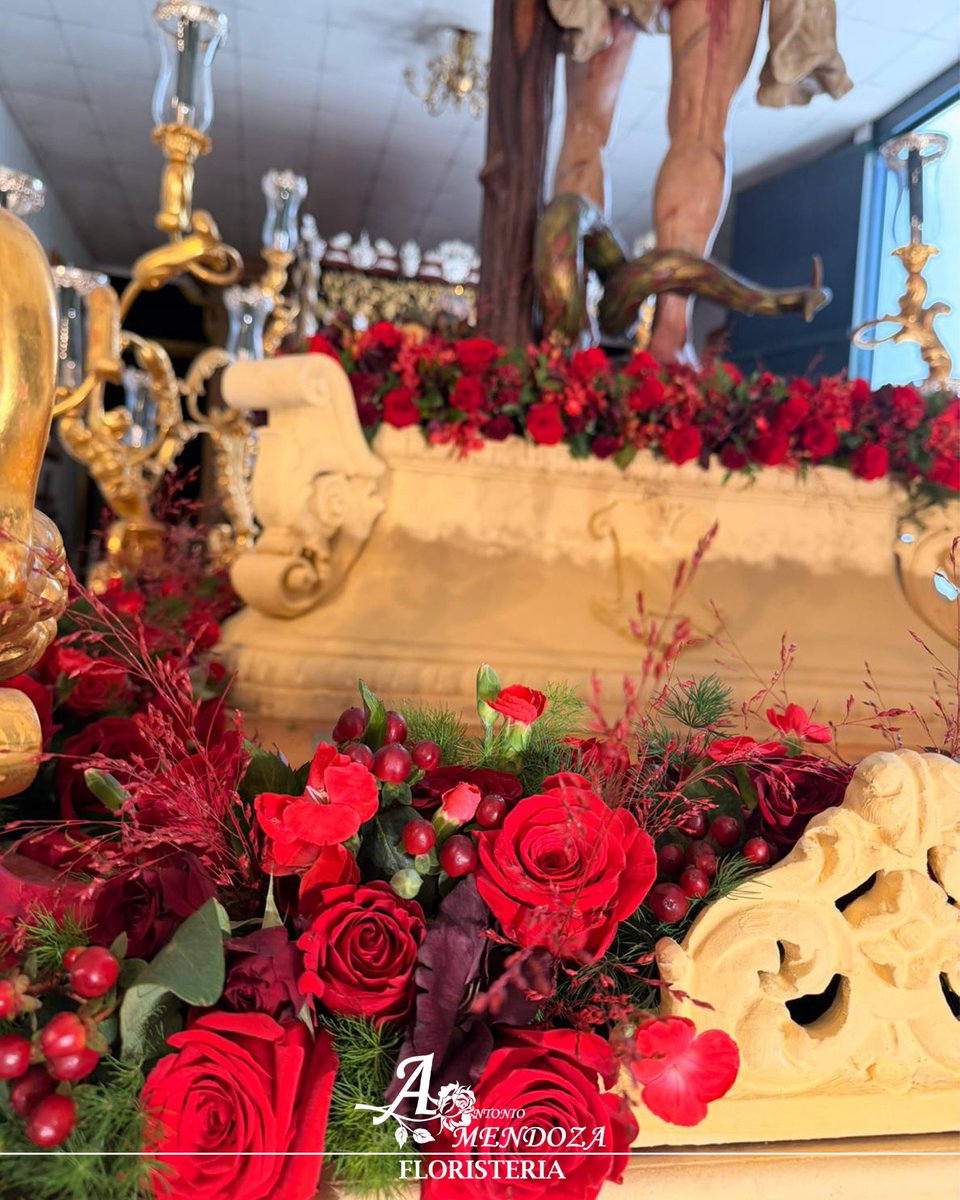 FloristaMendoza's tweet photo. #SábadoSanto | Las flores de: @hdaddelsol 

▪️Paso del Señor: rosa, rosa spray, hypericum, mokara, helleborus y solomio. 

▫️Paso de la Virgen: iris blanco, tillandsia y flor de cera.

#SSantaSevilla26 https://t.co/ulsDz939Aw