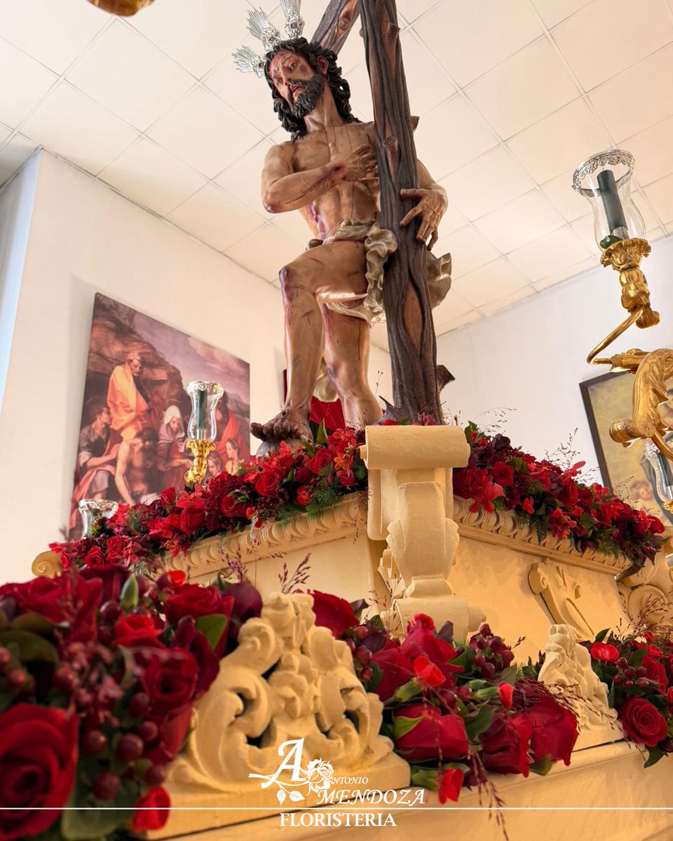 FloristaMendoza's tweet photo. #SábadoSanto | Las flores de: @hdaddelsol 

▪️Paso del Señor: rosa, rosa spray, hypericum, mokara, helleborus y solomio. 

▫️Paso de la Virgen: iris blanco, tillandsia y flor de cera.

#SSantaSevilla26 https://t.co/ulsDz939Aw