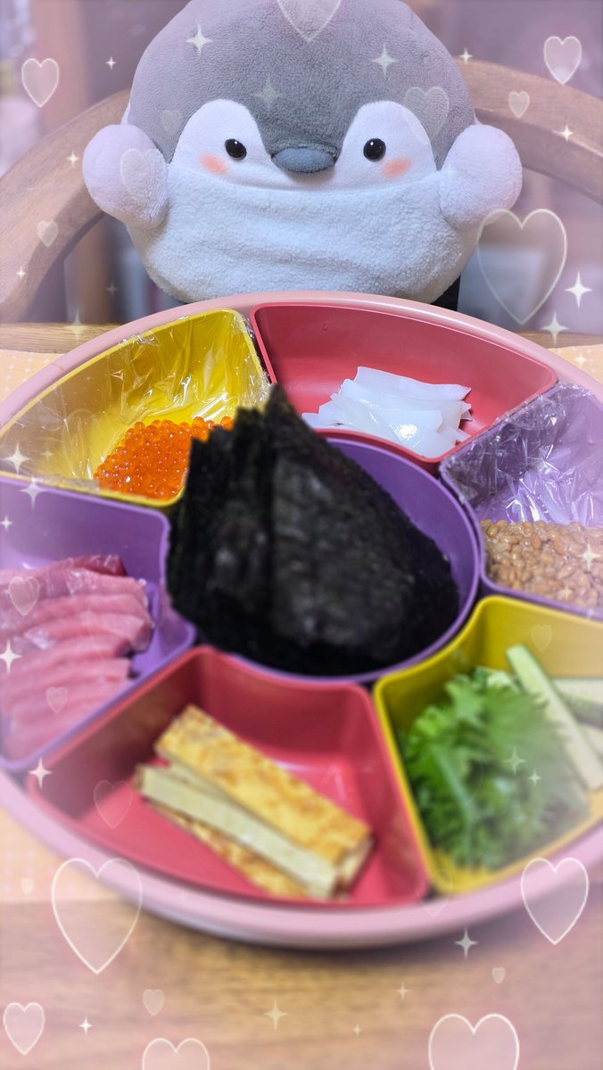 🎂コウペンちゃんのお誕生日🐧✨
お正月ぶりに手巻き寿司たびました🍣
penta村ではお正月と同じくらい大切な日。こうして一緒にお祝いできるのがしあわせ💕︎

コウペンちゃんだいすきだよ🫶
9周年🍀お誕生日おめでとう🎉