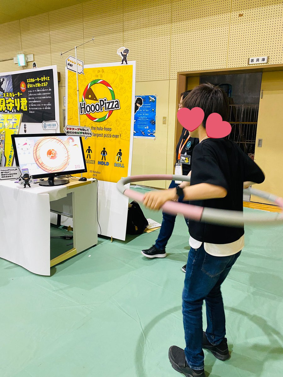 y_LEGO_y's tweet photo. 春休みもあっという間に終わり🌸

次男本人は訳も分からず、親の私のがよほど楽しみにしていた名古屋の「Coolest Projectt」は、お客さんとして行ったのに開会〜閉会までフル参加。

ラズパイ社のゲストの方が目の前を通った時にドキドキしながら🫣←こうなってた

#CoolestProjectsJapan https://t.co/dlpOio2IRY