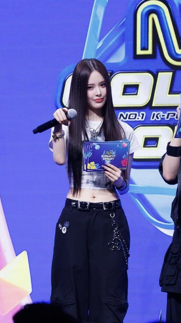 Jeembin's tweet photo. @xiadjuan @kavrinaw @After24Club @Jugnyoung Kebanggaan dalam diri ketika aku dan Afterfolks lainnya bisa menjadi bagian dari AfterHoursClub.. melawan 600+ followers kala itu. Segala kegiatan di AfterHoursClub terasa begitu menyenangkan hingga kami tak sadar bahwa akhir mulai datang dan tengah malam tak lagi ramai.. https://t.co/j8r2riQwzy