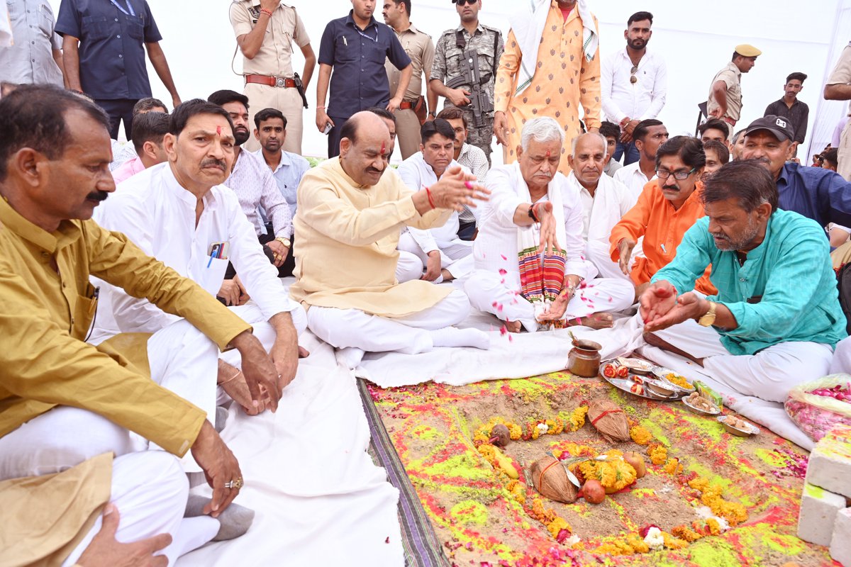 ombirlakota's tweet photo. संसदीय क्षेत्र के ढीपरी चम्बल (कोटा) और चाणदा खुर्द (बून्दी) के बीच चम्बल नदी पर प्रस्तावित उच्च स्तरीय पुल सहित 281 करोड़ के विभिन्न विकास कार्यों भूमि पूजन एवं शिलान्यास किया। यह बहुप्रतीक्षित और महत्वपूर्ण परियोजना न केवल क्षेत्र की कनेक्टिविटी को सशक्त करेगी, बल्कि चम्बल के एक पार से दूसरे पार जाने में वर्षों से आ रही बाधाओं को भी दूर करेगी। 
इस उच्च स्तरीय पुल के निर्माण से एक्सप्रेस-वे तक पहुंच और अधिक आसान होगी तथा हमारे क्षेत्र की दूरी देश के प्रमुख महानगरों और कृषि उपज मंडियों से कम होगी, जिसका सीधा लाभ हमारे अन्नदाता किसान भाइयों को मिलेगा। 

 #kota 
#bundi