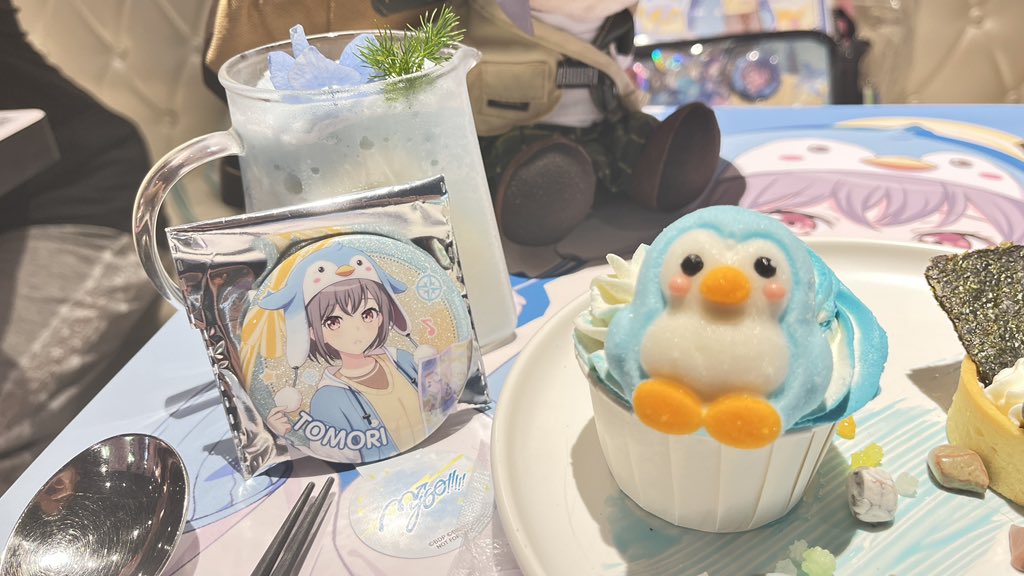 sirolilywhite's tweet photo. コラボカフェ行ってきた～！
高松燈の席ゲット＆推しバッジ一発当てて最高に幸せです🥰

#高松燈 https://t.co/q5uBOQImqz