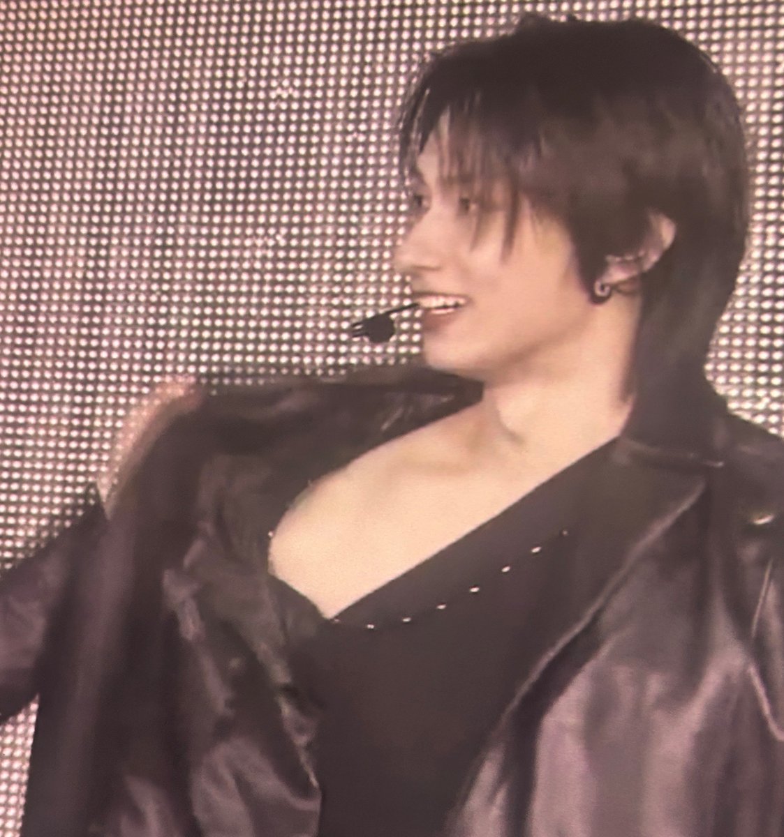 song4sol's tweet image. seungkwan pulling off jun's jacket and vernon pulling off hao's.... #WOW #DELICIOUS