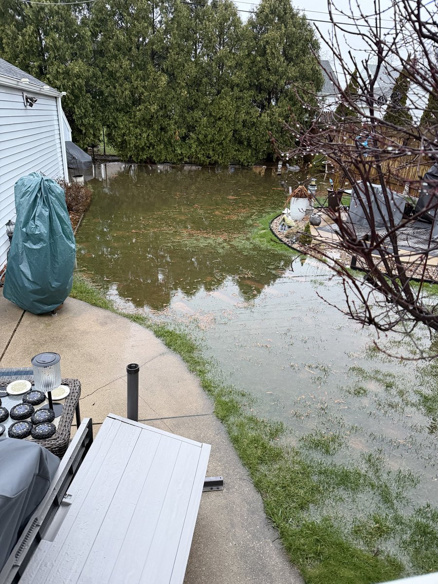 dave_schultz28's tweet photo. @Mark_Baden @GinoRecchiaWX A little rain in SE Kenosha https://t.co/1ZUOlBQCaK