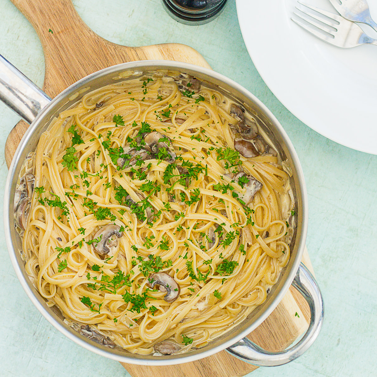 easypeasyfoodie's tweet image. A real family favourite, this easy peasy Creamy Mushroom Pasta takes just 20 minutes to make, but tastes like it comes from a fancy Italian restaurant!

GET THE RECIPE &amp;gt;&amp;gt; bit.ly/3y98edC

#easydinners #midweekmeals #easypeasyfoodie