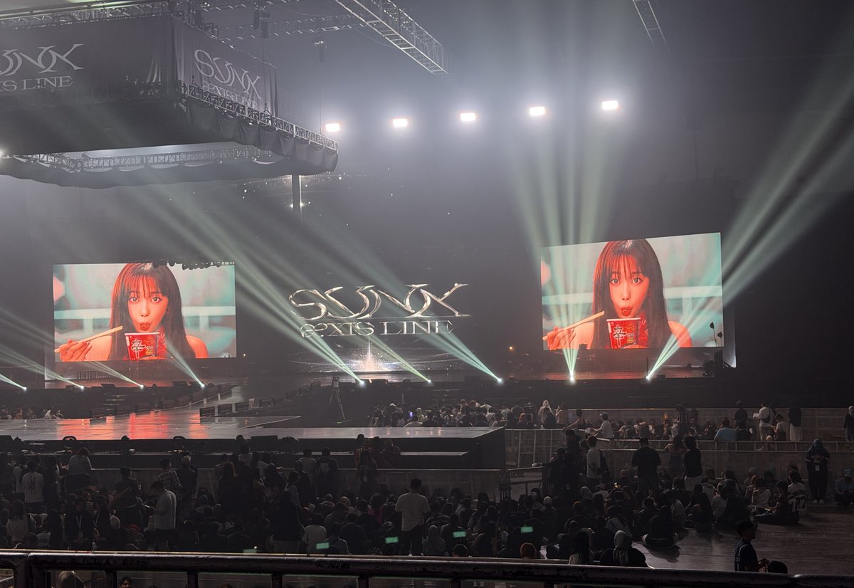 GomSeul19's tweet photo. Thank you so much for a wonderful show aespa babies. Kahit nakakapagod and napakagastos, super worth it yung pagdayo at ang babait ng mga locals sa paligid 🥹

#aespa_SYNK_aeXISLINE_JAKARTA https://t.co/PMqBXhZ3Fp