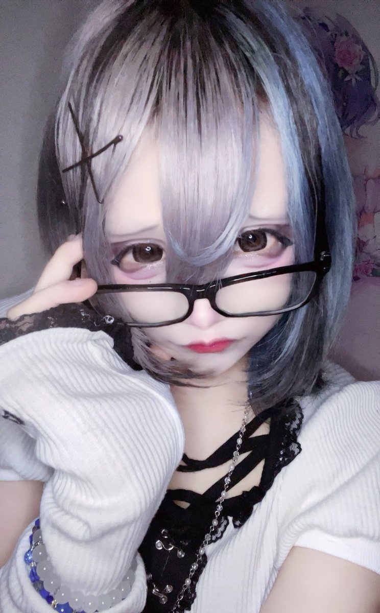 御霊へる tweet media