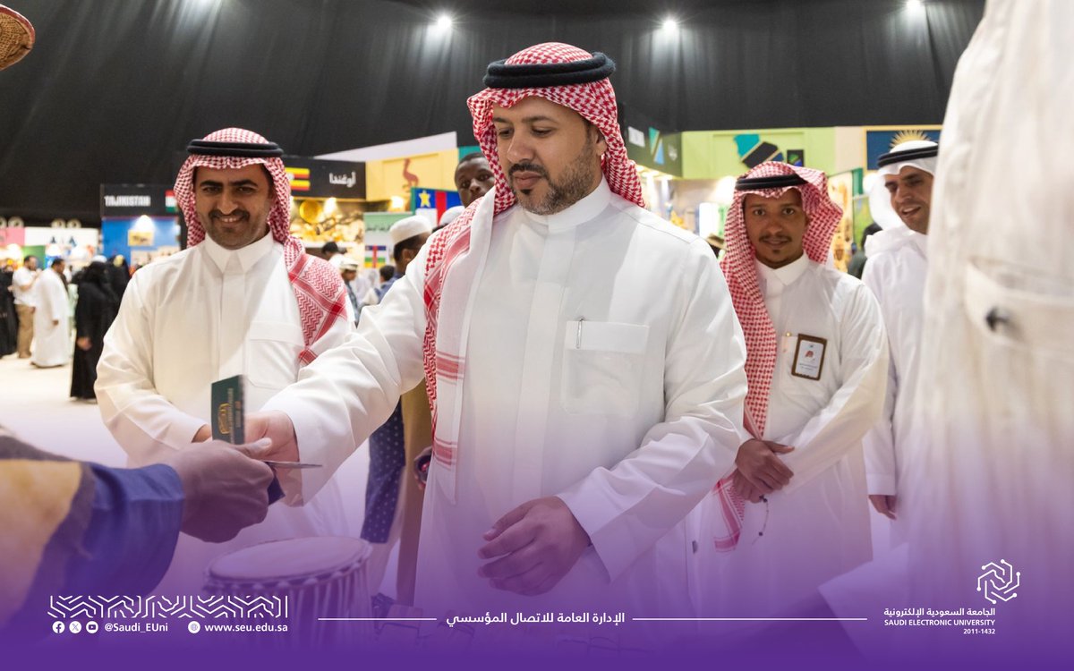 زار سعادة رئيس #الجامعة_السعودية_الإلكترونية، أ.د. محمد بن يحيى مرضي، #مهرجان_الثقافات_والشعوب في نسخته الـ14، الذي نظمته الجامعة الإسلامية، حيث اطّلع سعادته خلال جولته على الأجنحة المشاركة وما تقدمه من تجارب ثقافية تعكس التنوع الثقافي والحضاري بين الشعوب.