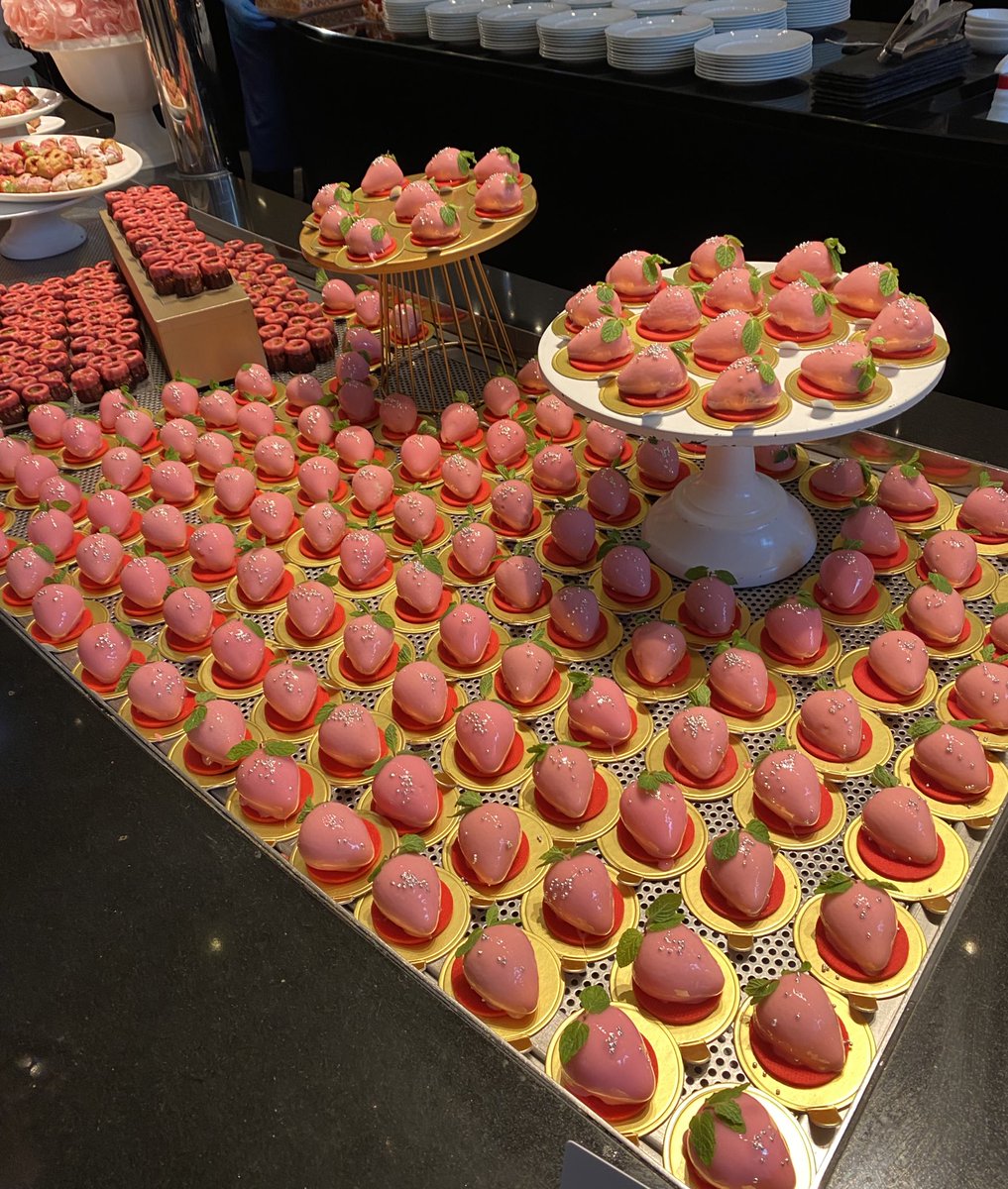 Duigc6's tweet photo. いちごビュッフェ行ったー🍓 https://t.co/nfSEabFx62