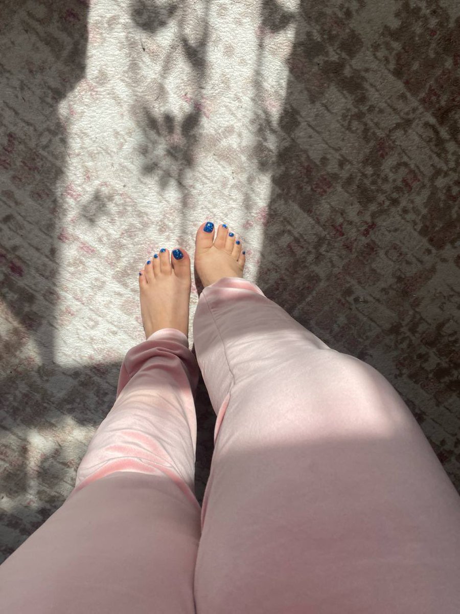Kraliceadaa's tweet photo. Mavilendikkk  gel yakından izle köpekcik…

#ds  #mistress #foot  #prodomme #darkfeminine #geceenerjisi #mesafe #kadıngücü #vibes #noir #attitude #blue https://t.co/InrsXULhOc