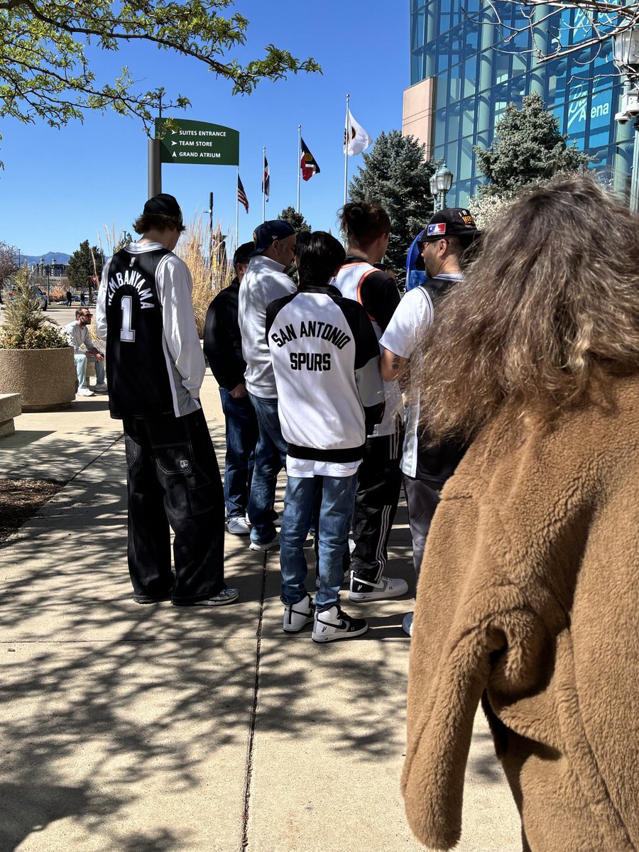 Spurs Fandom is alive in Denver!! Lots of people sporting their SPURS gear!!