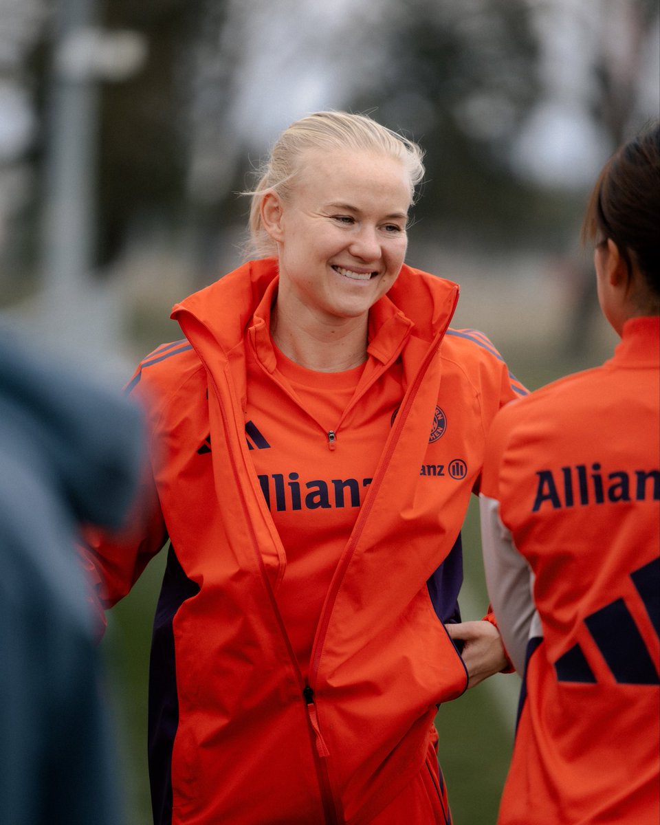 FCBfrauen's tweet photo. 😁😁 #MiaSanMia https://t.co/qO1ShmnhRJ