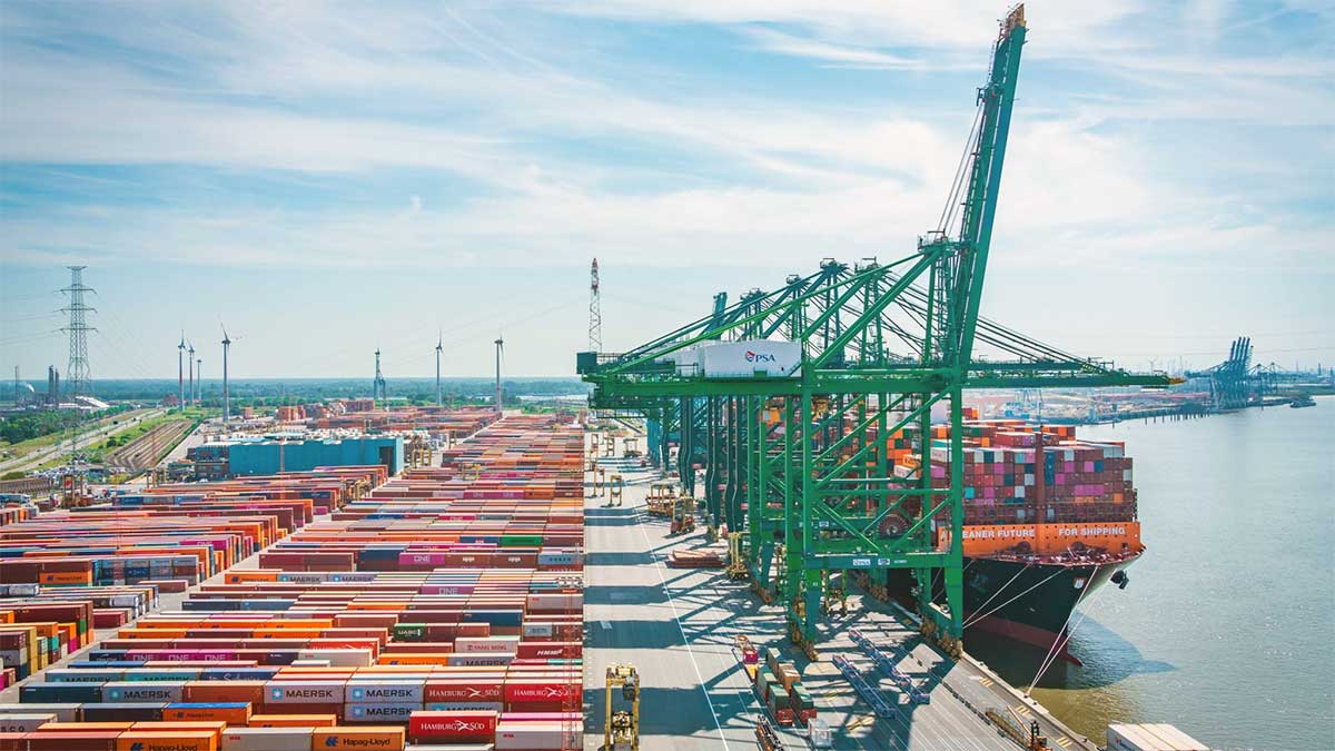 EstrechoDigital's tweet photo. 🟦 Kalmar suministrará 14 nuevas straddle carriers híbridas para el Puerto de Amberes 
·
#AmberesBrujas #descarbonizaciónportuaria #emisionesCO2 #Kalmar #maquinariaportuaria #NorthSeaTerminal #PSAAntwerp #Puertoseuropeos #straddlecarriers #terminaldecon...
https://t.co/OKZ1lb4TF2 https://t.co/18UFcH7l7A