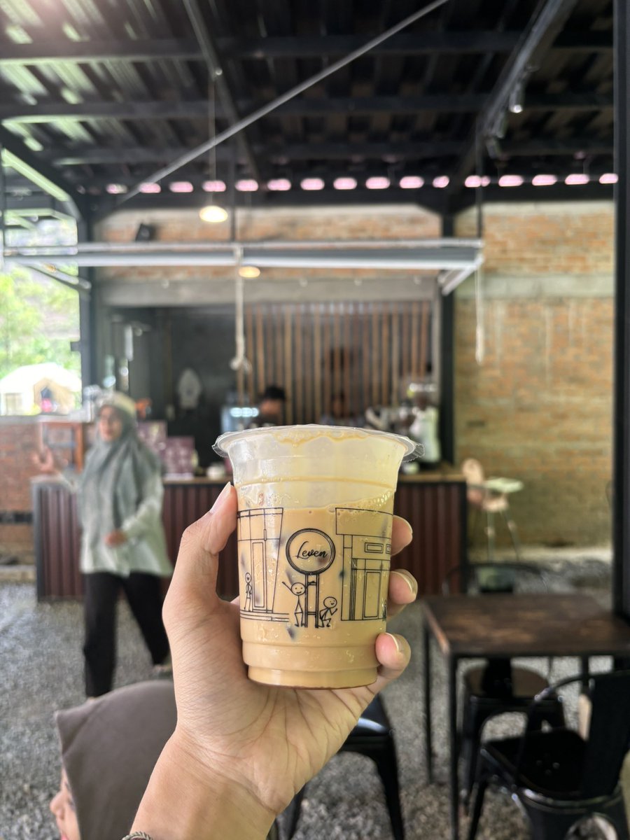 aufanasdq's tweet photo. sambil menuju arah kembali ke Pekanbaru mampir dulu ke area Lembah Harau, yg secara administrasi masuk ke kota #6 yaitu Kab. Lima Puluh Kota, disini ada banyak bgt guest house/villa dan cafe2 dgn view tebing ini, cuma mines nya emg jauh aja dari area keramaian Payakumbuh https://t.co/ZeIQz64M8z