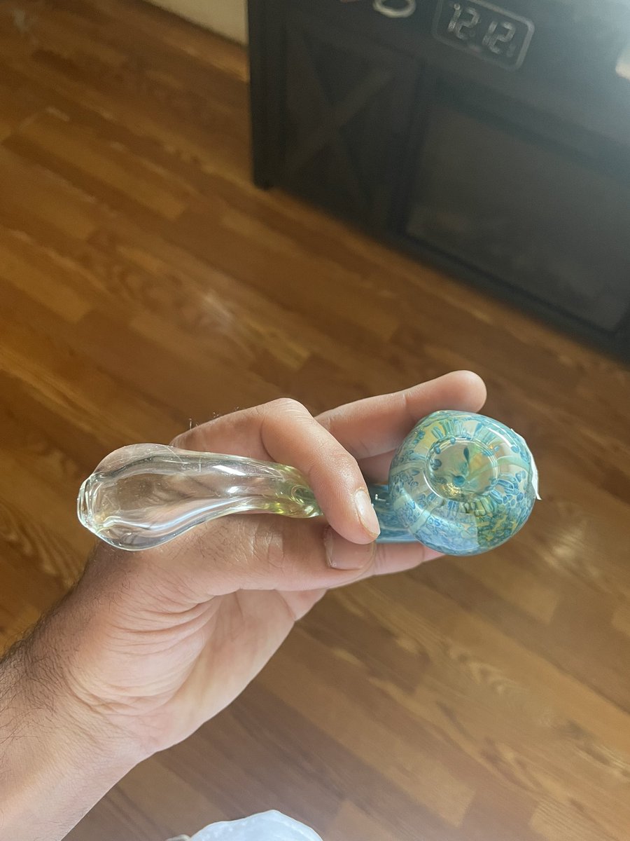 BudzerkaGNG's tweet image. Went to the flea market today and seen a vet selling some awesome pipes and bowls. Ended up grabbing this beauty! I’ll be sure to send all my peeps to his store for any pipes or grinders. Had to make sure the first bowl had my own home grown in it! 🔥🔥🔥

#pipes #weed