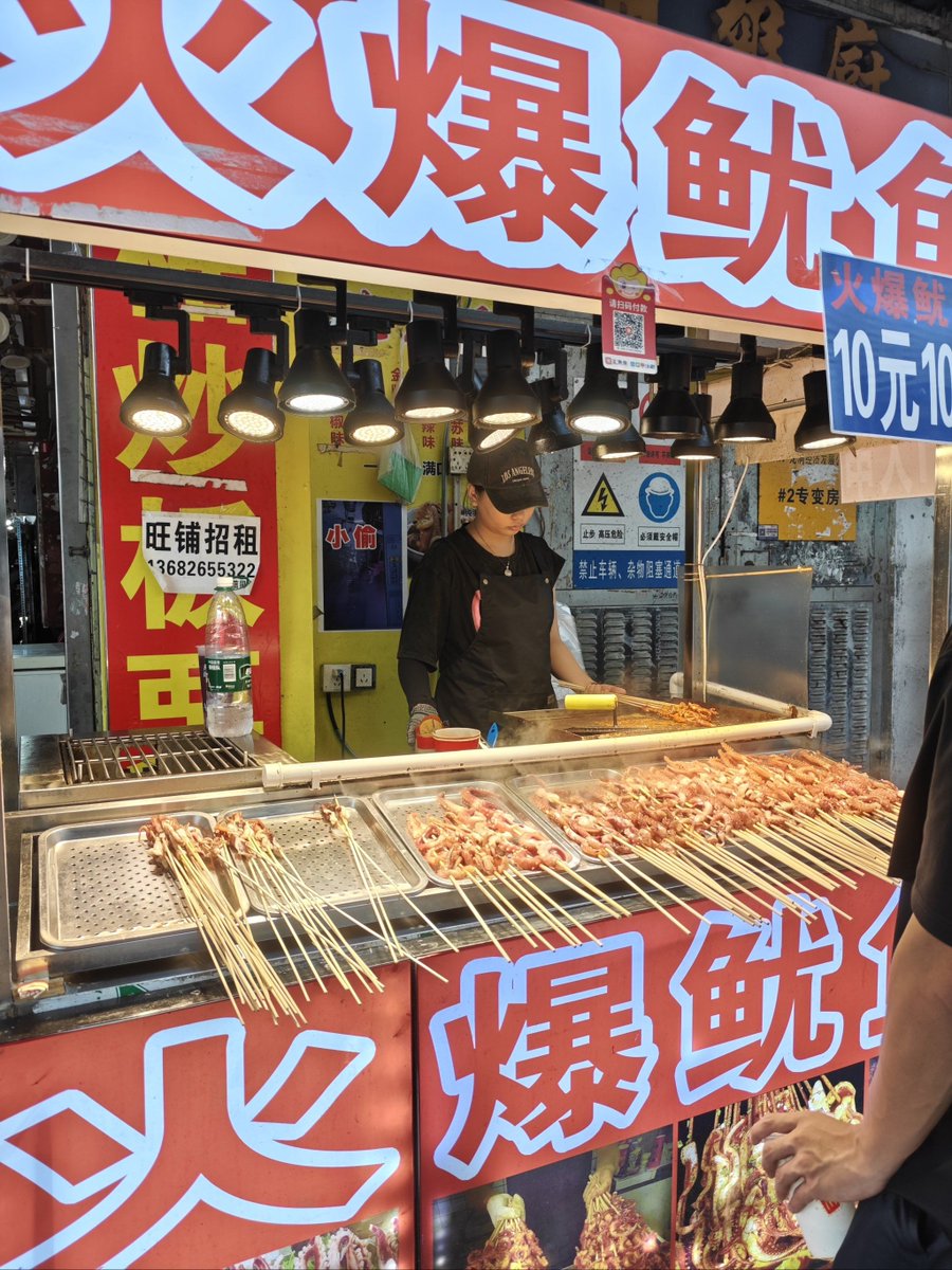Caliena3's tweet image. Street Food Alert! Crispy fried squid + tangy chili-lime sauce = pure joy. Grab yours at the downtown night market (5-10 PM)! #StreetFoodLovers #TastyBites