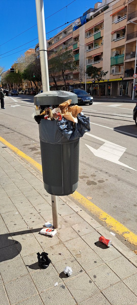 Que succeeix a ciutat,foradels carrers del centre? Que <a href="/EMAYA_Palma/">EMAYA</a> no fa la seva tasca i des de dimecres no buida les papereres. Això és una mostra de 2 en 50 mts de distància, a plaça de toros, però fins que no te vas apropant al centre veus el mateix. Vergonyós <a href="/ajuntpalma/">Ajuntament de Palma</a>