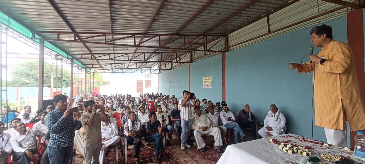 ‘संगठन बढ़ाओ – लोकतंत्र बचाओ’ अभियान के तहत आज राजाखेडा में कार्यकर्ताओं के साथ बैठक को संबोधित किया। भाजपा सरकार बार-बार चुनाव टालकर जनता से उसके वास्तविक प्रतिनिधियों को दूर कर रही है और पंचायत व निकायों को कमजोर कर रही है।

लोकतंत्र की रक्षा करें और अपने हक के लिए संगठित हों!